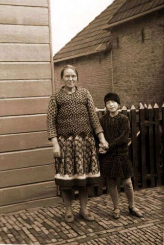 Pietertje Walthuis met dochter Freerikje Albertsma omstreeks 1930